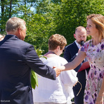 Prezydent podaje dłoń kobiecie