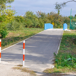 Zdjęcie przedstawia kładkę przez rzekę Białą oraz ścieżkę pieszo-rowerową zrealizowaną w ramach Budżetu Obywatelskiego 2014