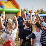 Prezydent Białegostoku Tadeusz Truskolaski rozmawia z dziećmi podczas festynu