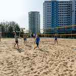 Uczniowie Technikum Elektrycznego grają w piłkę plażową