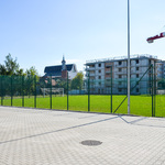 Ogrodzone boisko trawiaste do piłki nożnej na tak zwanej górce przy Zespole Szkół Zawodowych nr 5