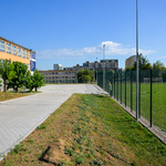 Ogrodzone boisko trawiaste do piłki nożnej na tak zwanej górce przy Zespole Szkół Zawodowych nr 5