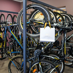 Wypożyczalnia nart i rowerów. Na zdjęciu rowery stojące w stojakach.