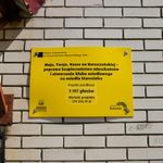 Żółta tabliczka informująca o realizacji projektu pod nazwą 