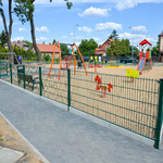 Ogrodzony plac zabaw przy ulicy Szkolnej