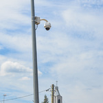 Kamera monitoringu zamontowana na słupie oświetleniowym