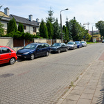 Ulica Dworska. Samochody zaparkowane wzdłuż posesji