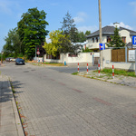 Ulica Dworska z nawierzchnią z kostki brukowej.