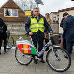 Prezydent Tadeusz Truskolaski oraz inne osoby wsiadają na rower Biker