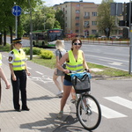 Na ścieżce rowerowej 2 przedstawicielki Straży Miejskiej wręczyły rowerzystce kamizelkę odblaskową.