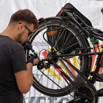Mężczyzna naprawiający rower