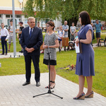 Teren otwarty przed szkołą. Na pierwszym planie prezydent Białegostoku, dyrektorka szkoły i rzeczniczka urzędu miejskiego. W tle uczniowie i nauczyciele.