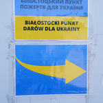 Niebiesko-żółte kartki informacyjne przyklejone do ściany. 