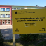 Żółta tabliczka informująca, że projekt 