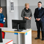 Zastępca prezydenta ogląda salę szkoleniową wyposażoną w sprzęt komputerowy zakupiony ze środków UNICEF.