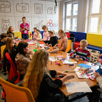 Grupa dzieci wykonuje prace plastyczne w czasie warsztatów.