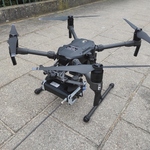 Zdjęcie drona stojącego na chodniku dla pieszych