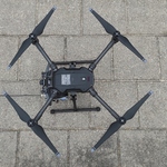 Zdjęcie drona stojącego na chodniku dla pieszych. Zdjęcie wykonane z góry.