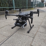 Zdjęcie drona stojącego na chodniku dla pieszych