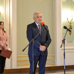 Prezydent Białegostoku mówi ze sceny do uczestników gali. 