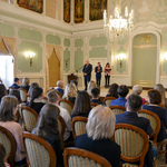 Uczestnicy gali patrzą w stronę sceny, na której stoi prezydent Białegostoku. 