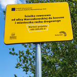 Żółta tablica informująca o realizacji projektu w ramach Budżetu Obywatelskiego 2020.