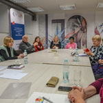 Posiedzenie rady. Kilka osób siedzi przy dużym stole. Prowadzą rozmowę.