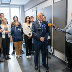 Konferencja prasowa w szkolnej strefie relaksu. Prezydent Białegostoku Tadeusz Truskolaski mówi do mikrofonu. Przy nim stoją inni uczestnicy konferencji.