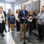 Konferencja prasowa w szkolnej strefie relaksu. Zastępca prezydenta Białegostoku Rafał Rudnicki mówi do mikrofonu.