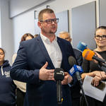 Konferencja prasowa w szkolnej strefie relaksu. Zastępca prezydenta Białegostoku Tomasz Klim mówi do mikrofonu.