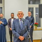 Prezydent Białegostoku mówi do mikrofonu. W tle inni goście specjalni.