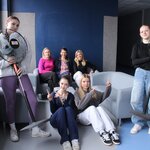 Młodzież wraz i nauczycielki w strefie relaksu w VII LO