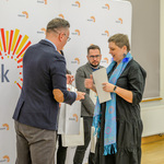 Zastępca prezydenta wręcza podziękowania członkini ustępującej Rady.