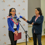Dyrektorka Centrum Aktywności Społecznej mówi do mikrofonu, obok niej stoi dziennikarka.