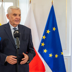 Prezydent Białegostoku mówi do mikrofonu podczas konferencji.