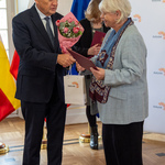 Prezydent Białegostoku wręcza akt powołania członkini Białostockiej Rady Seniorów. 