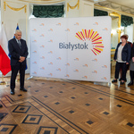 Zastępca prezydenta Białegostoku mówi do osób uczestniczących w konferencji.