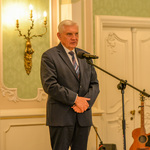 Prezydent Białegostoku mówi przez mikrofon do osób uczestniczących w gali.