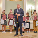 Prezydent Miasta wręcza nagrody wyróżnionym wolontariuszom.