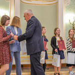 Prezydent Białegostoku wręcza nagrody wyróżionym wolontariuszom.