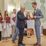 Prezydent Białegostoku wręcza nagrody kolejnym wolontariuszom.