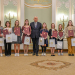Nagrodzeni wolontariusze pozują do zdjęcia z prezydentem Białegostoku.