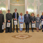 Członkowie kapituły konkursowej pozują do zdjęcia z prezydentem Białegostoku.