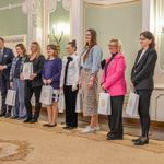 Opiekunowie wolonatriuszy pozują do zdjęcia z zastępcą prezydenta Białegostoku.