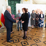 Członkini Rady odbiera akt powołania z rąk prezydenta Białegostoku.