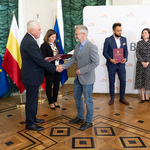 Członek Rady odbiera akt powołania z rąk prezydenta Białegostoku.