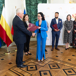 Członkini Rady odbiera akt powołania z rąk prezydenta Białegostoku.