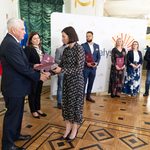 Członkini Rady odbiera akt powołania z rąk prezydenta Białegostoku.