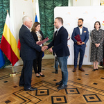 Członek Rady odbiera akt powołania z rąk prezydenta Białegostoku.