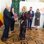 Członkini Rady odbiera akt powołania z rąk prezydenta Białegostoku.